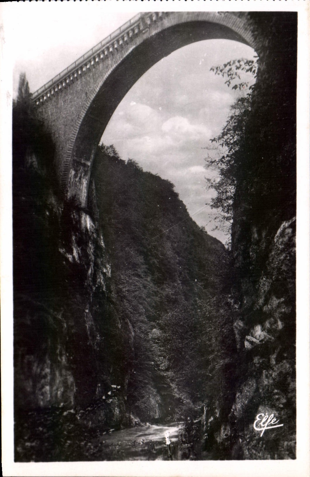 CPA Saint Sauveur Le pont Napoleon