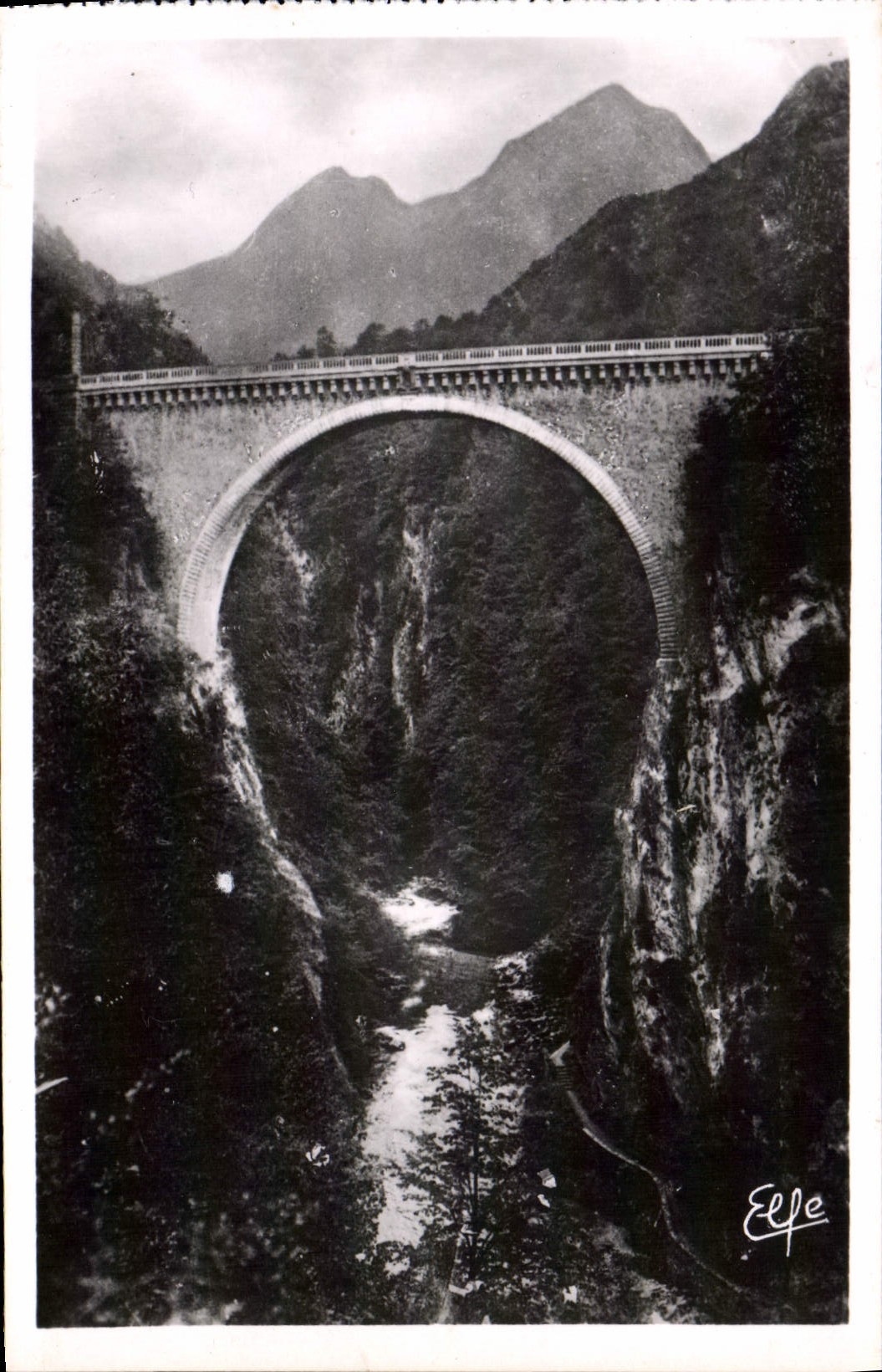 CPA Saint Sauveur Le pont Napoleon