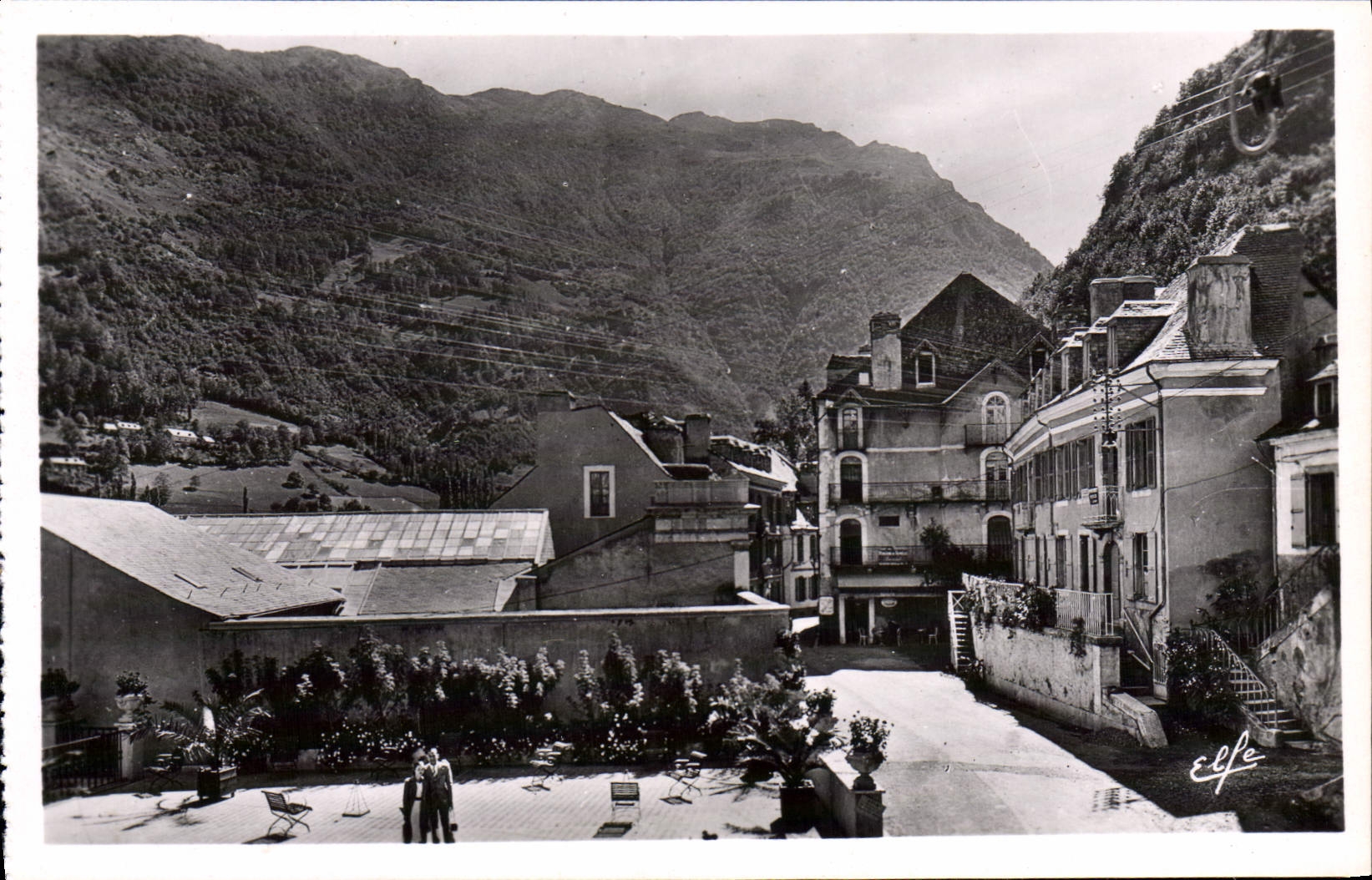 CPA Saint Sauveur Rue principale et l'etablissement 