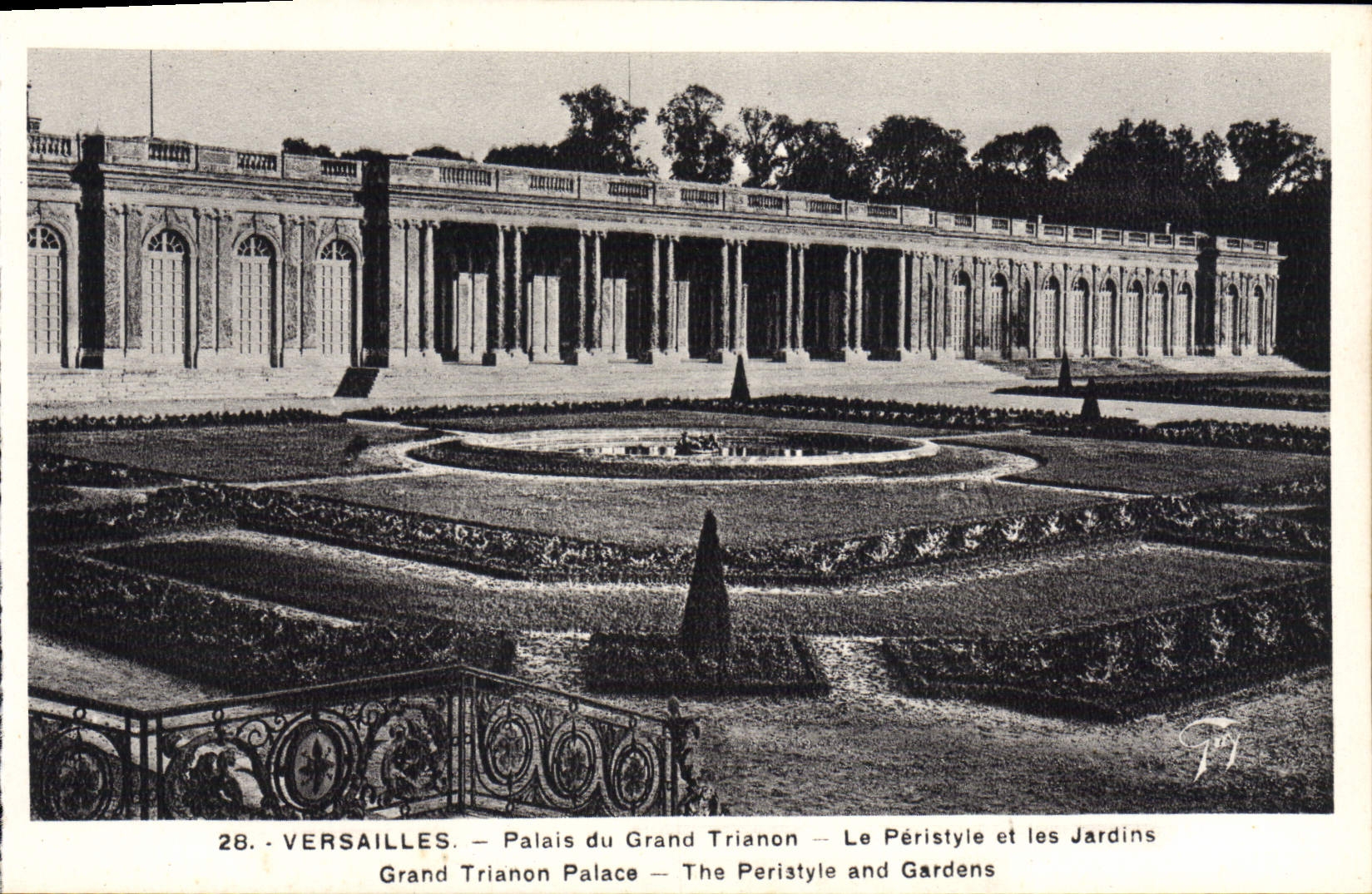 CPA Versailles Palais Du Gran Trianon Le Peristyle et les jardins