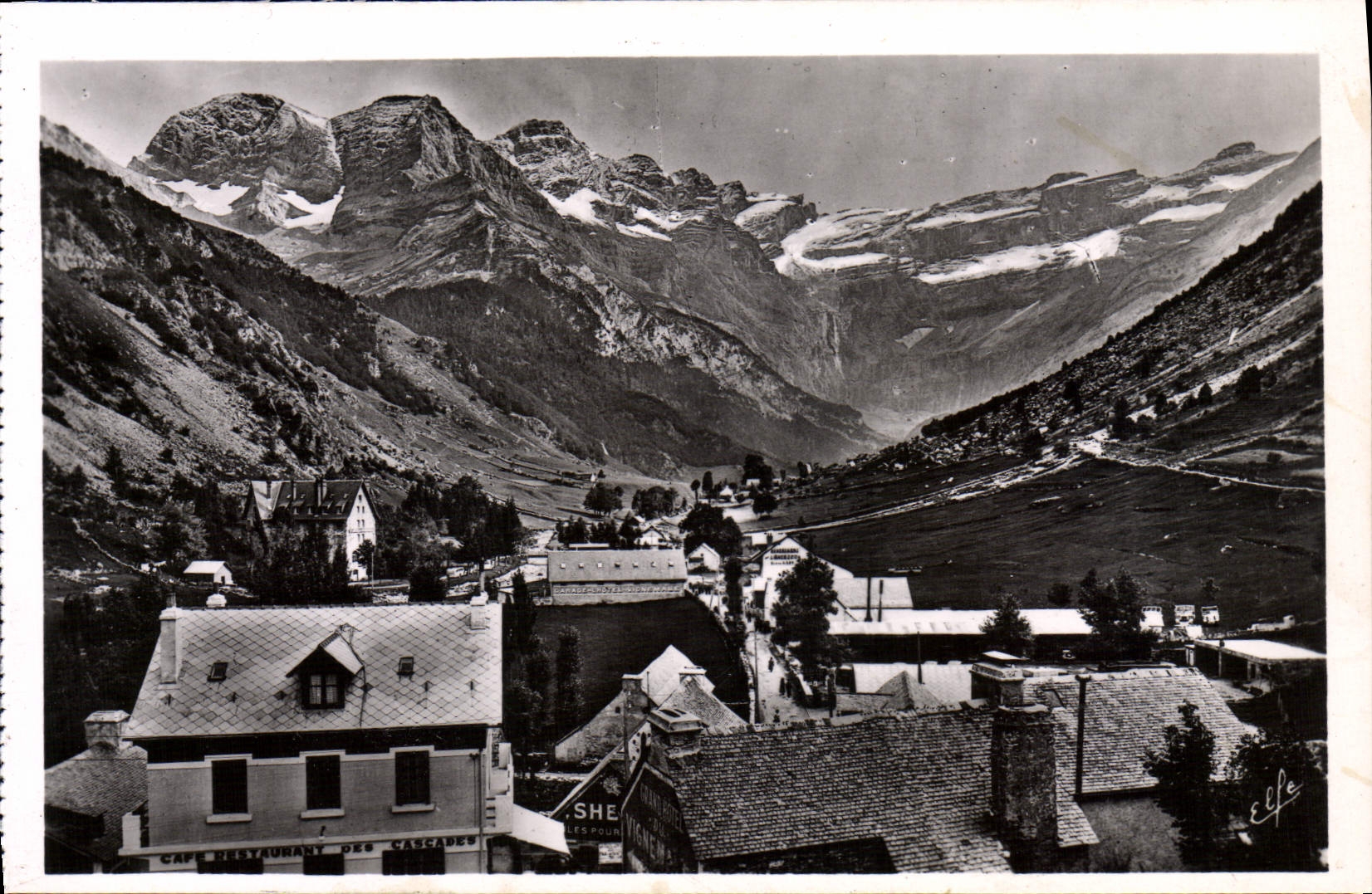 CPA Gavarnie Le village et le cirque