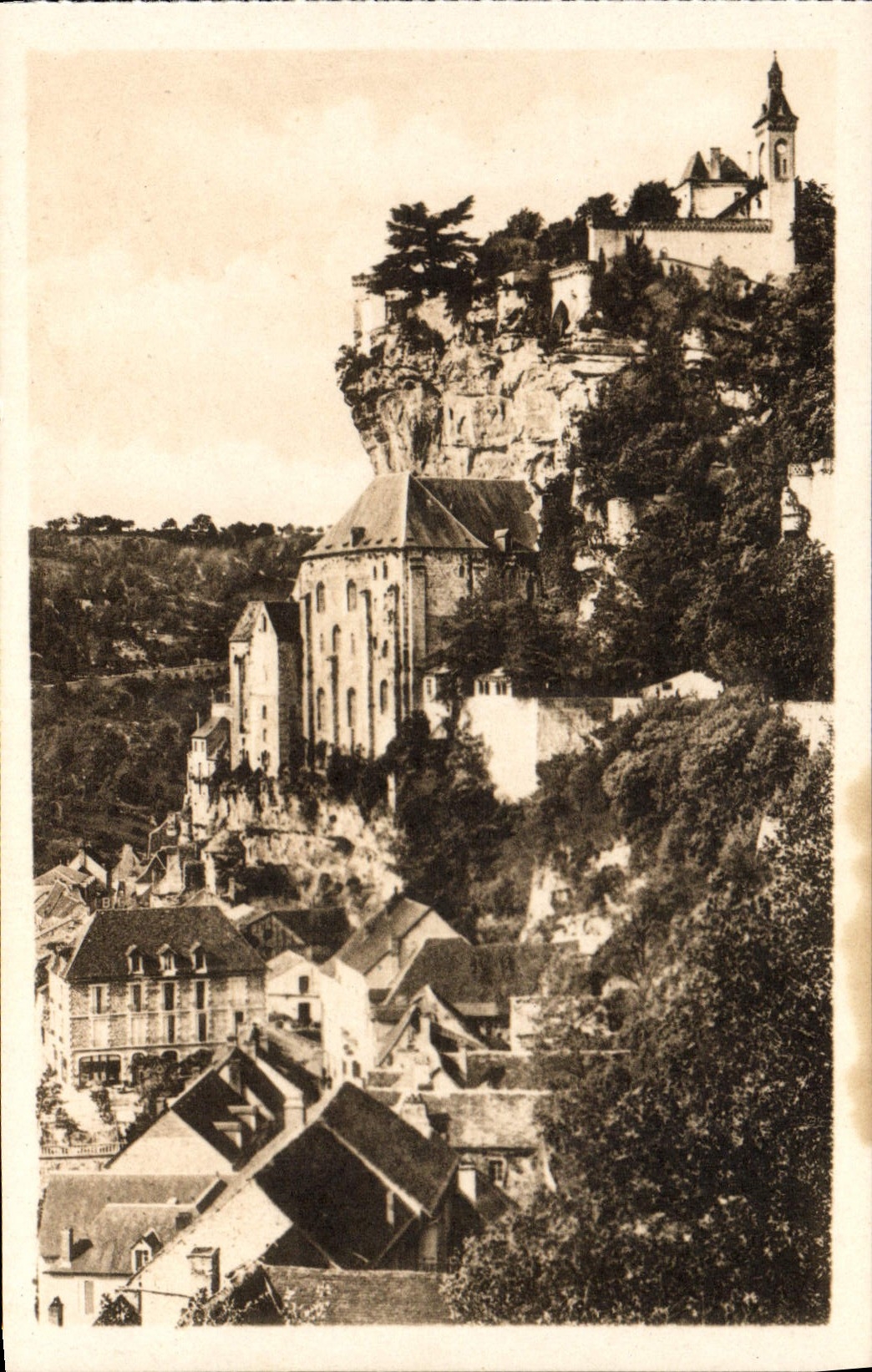 CPA Rocamadour Le Rocher Vu De La Route