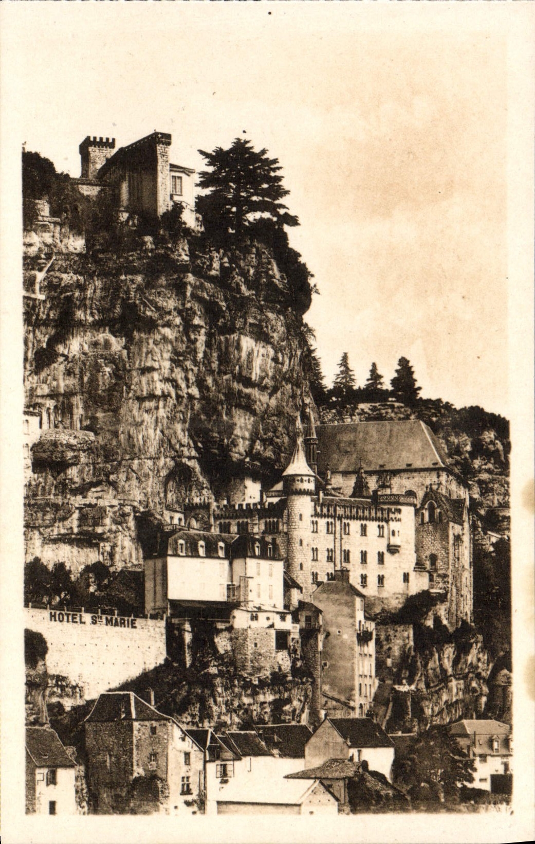 CPA Rocamadour Le Rocher vu de la route de Cahors