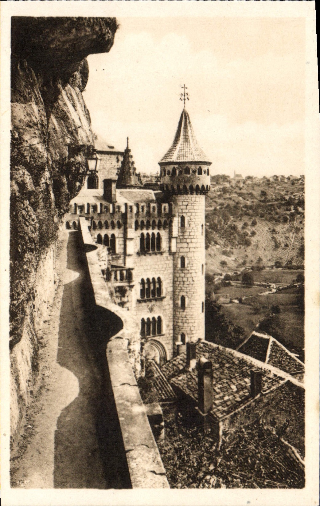 VINTAGE POSTCARD Rocamadour the Fort seen of the house of Marie
