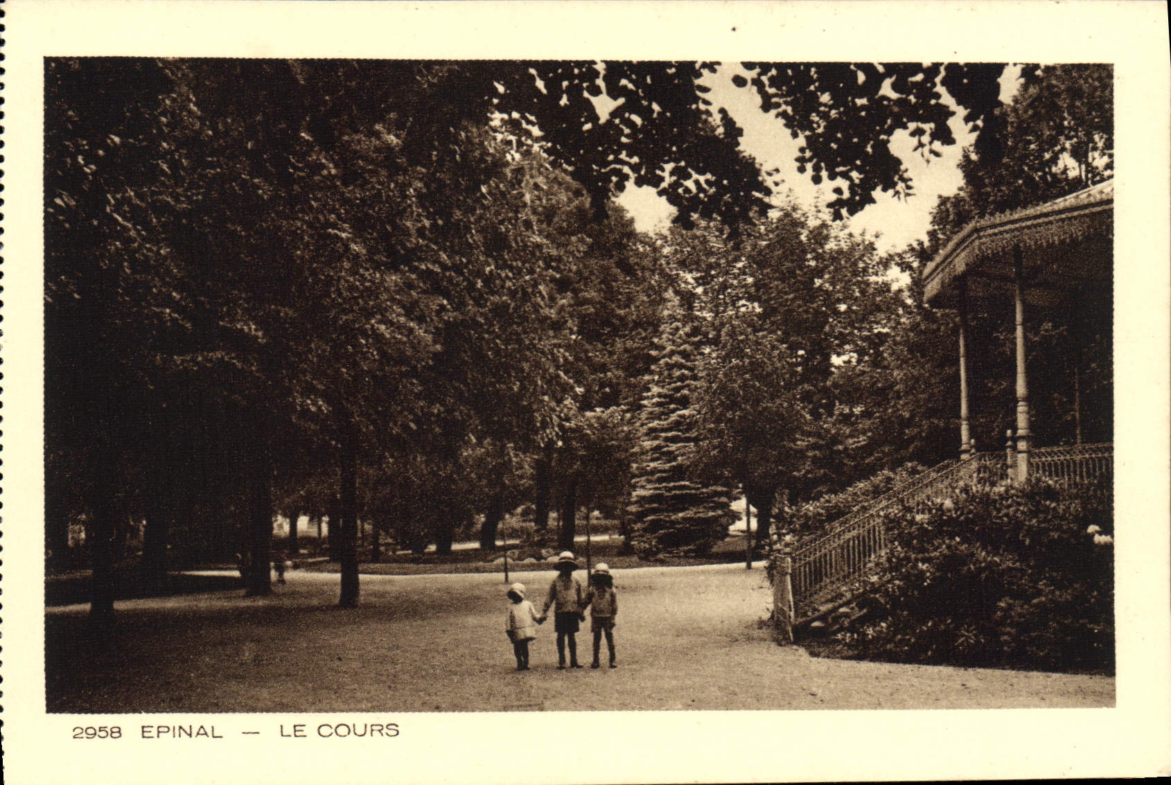 VINTAGE POSTCARD Epinal the Course Children