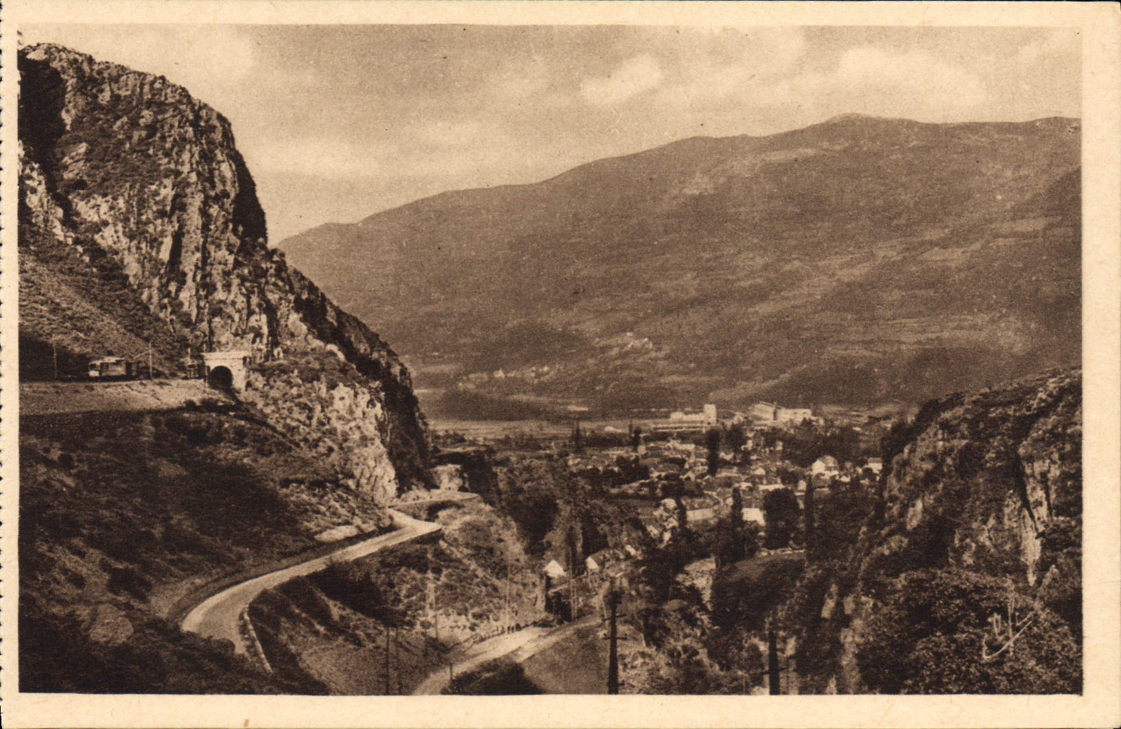 CPA Pierrefitte Vue Generale Route de Cauterets et Tunnel