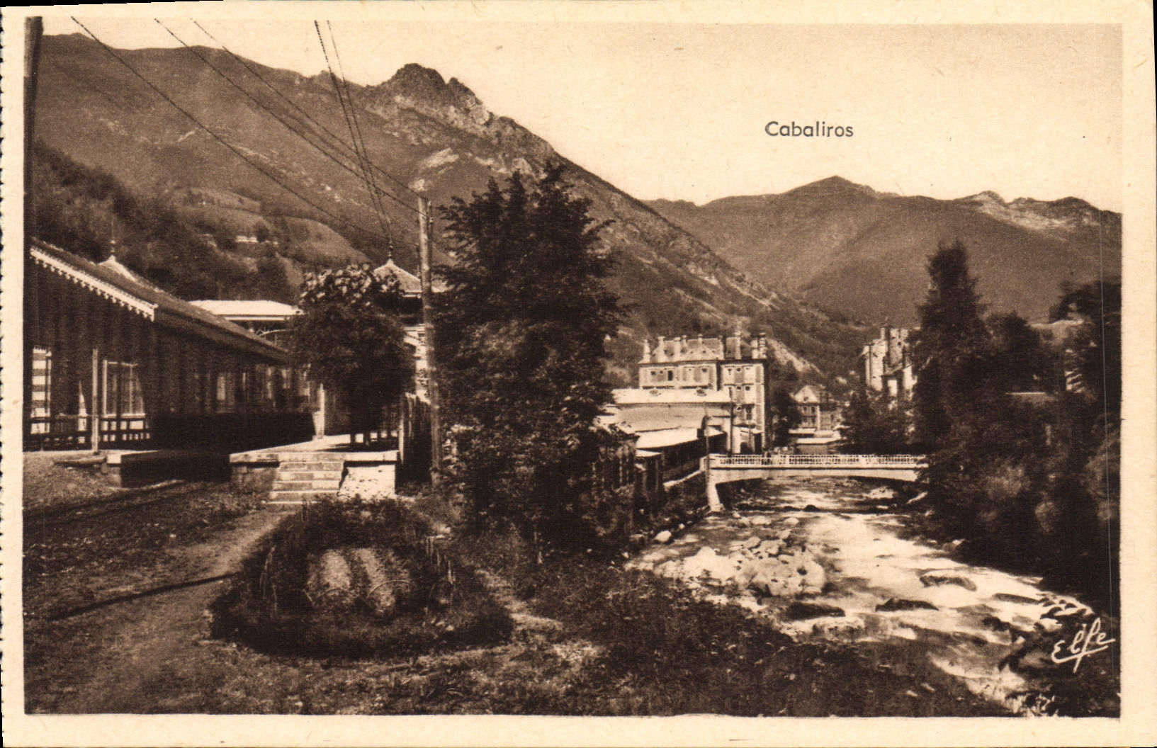 CPA Cauterets La Gare de la Raillere La gare et le Cabaliros