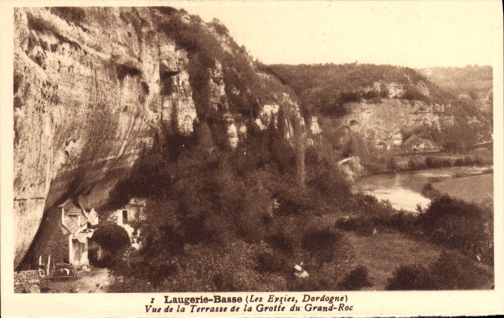 CPA Laugerie Basse Vue de la terrasse de la grotte du Grand Roc Les Eyzies