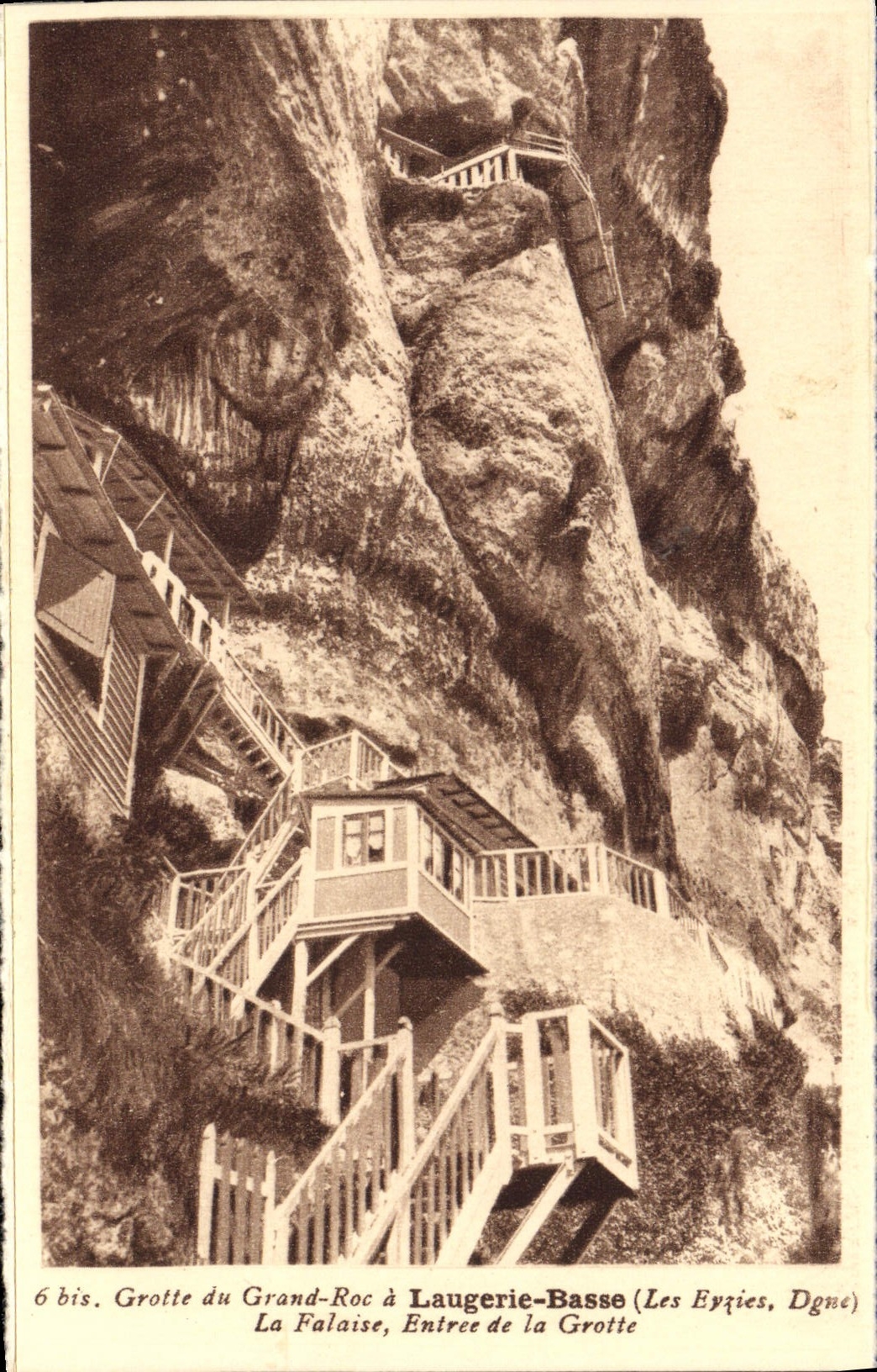 CPA Laugerie Basse Grotte du Grand Roc Les Eyzies La falaise Entree de la grotte