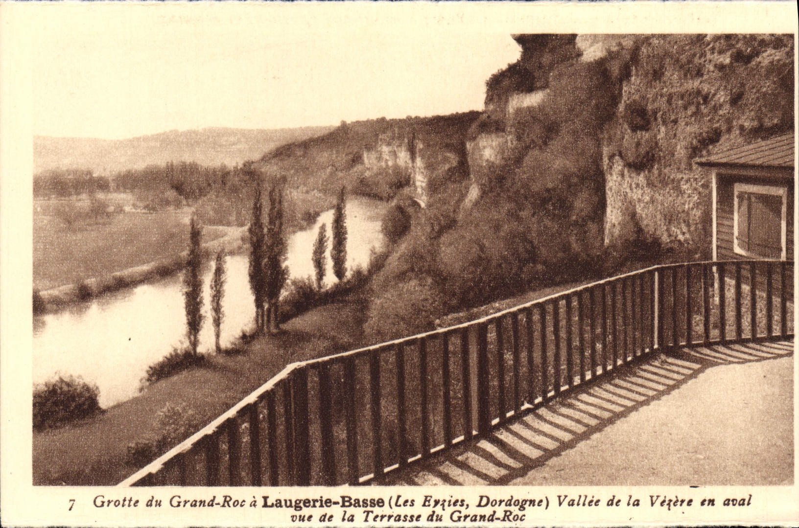 CPA Laugerie Basse Grotte du Grand Roc Vallee de la Vezere en aval vue de la terrasse du Grand Roc 