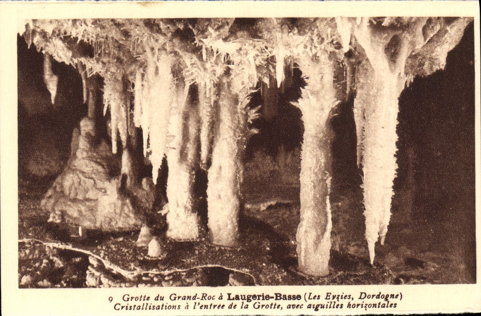 Cristalización baja de Laugerie de la POSTAL de la VENDIMIA en la entrada de la cueva con prehistoria horizontal de las agujas