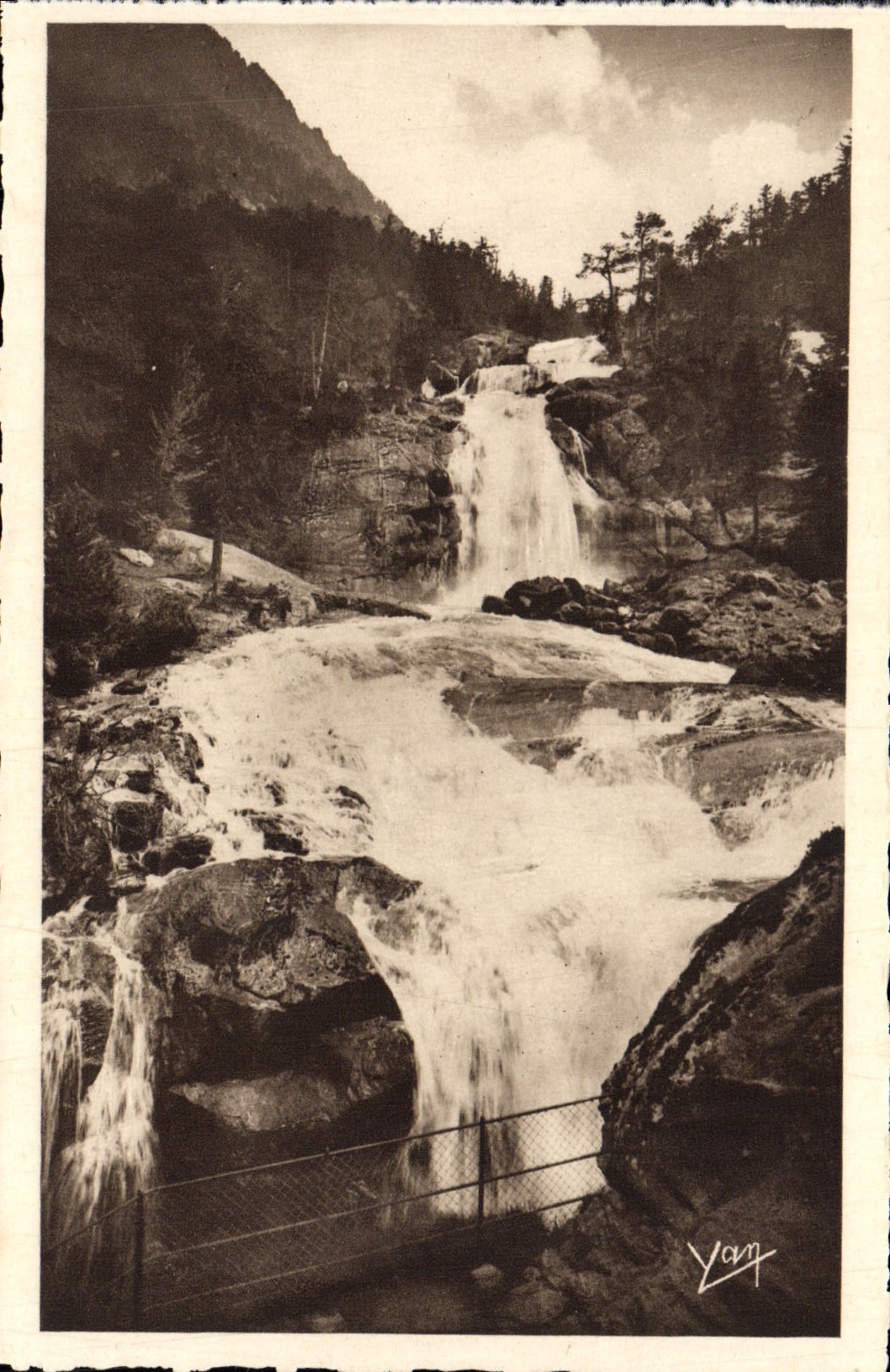 CPA Cauterets Cascade du Pont d'Espagne