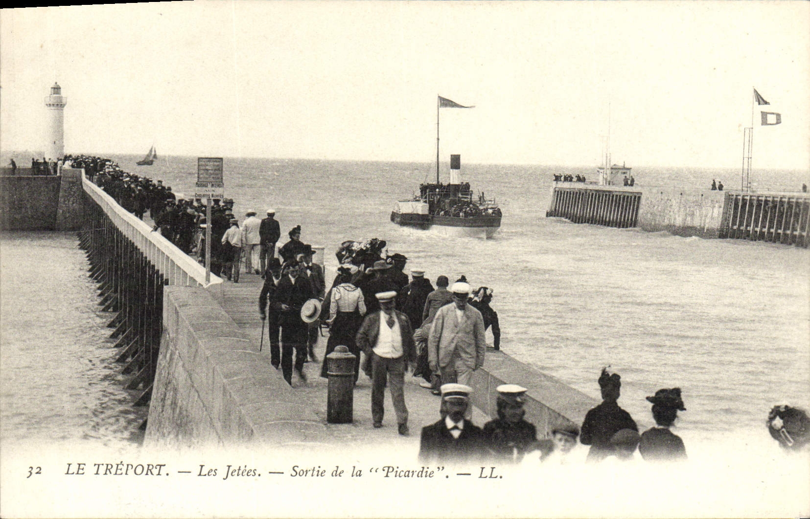 CPA Le Treport Les Jetees Sortie de la Picardie Bateau
