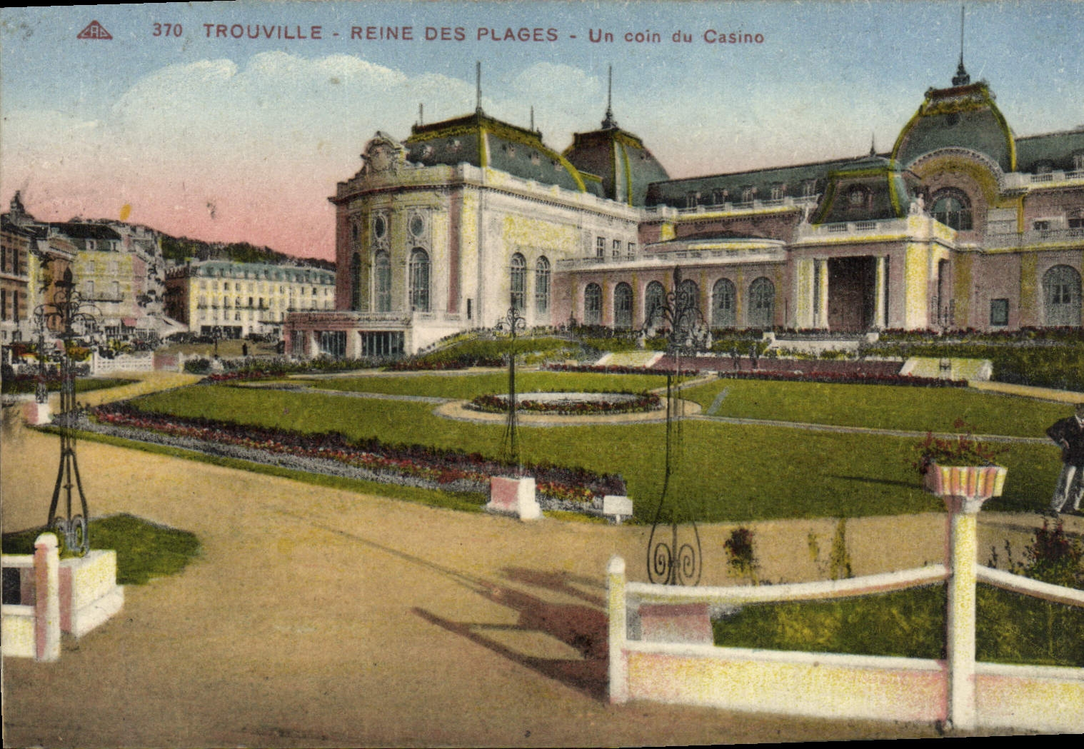 Reina de Trouville de la POSTAL de la VENDIMIA de las playas una esquina del casino
