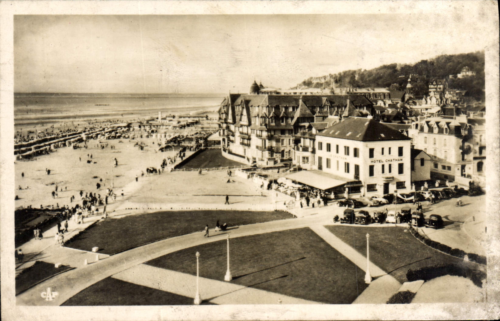 POSTAL MODERNA reina de Trouville de los hoteles grandes de las playas en la playa
