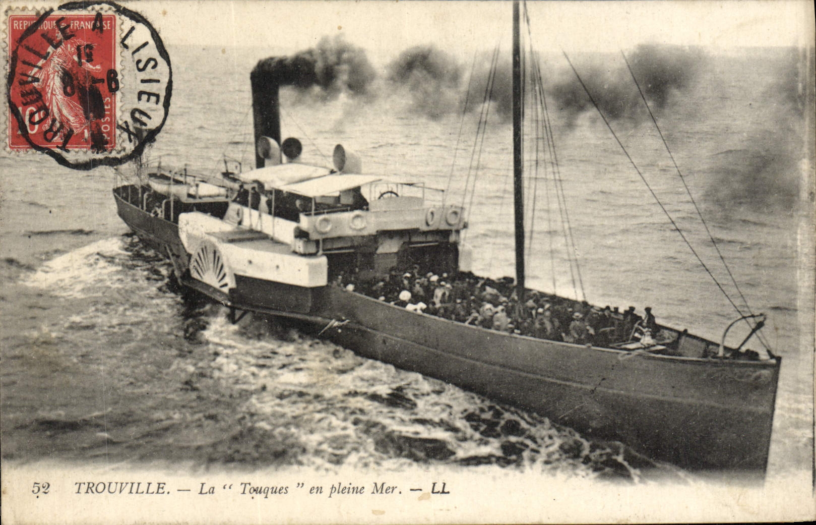 La POSTAL Trouville de la VENDIMIA teclea en el barco del mar abierto