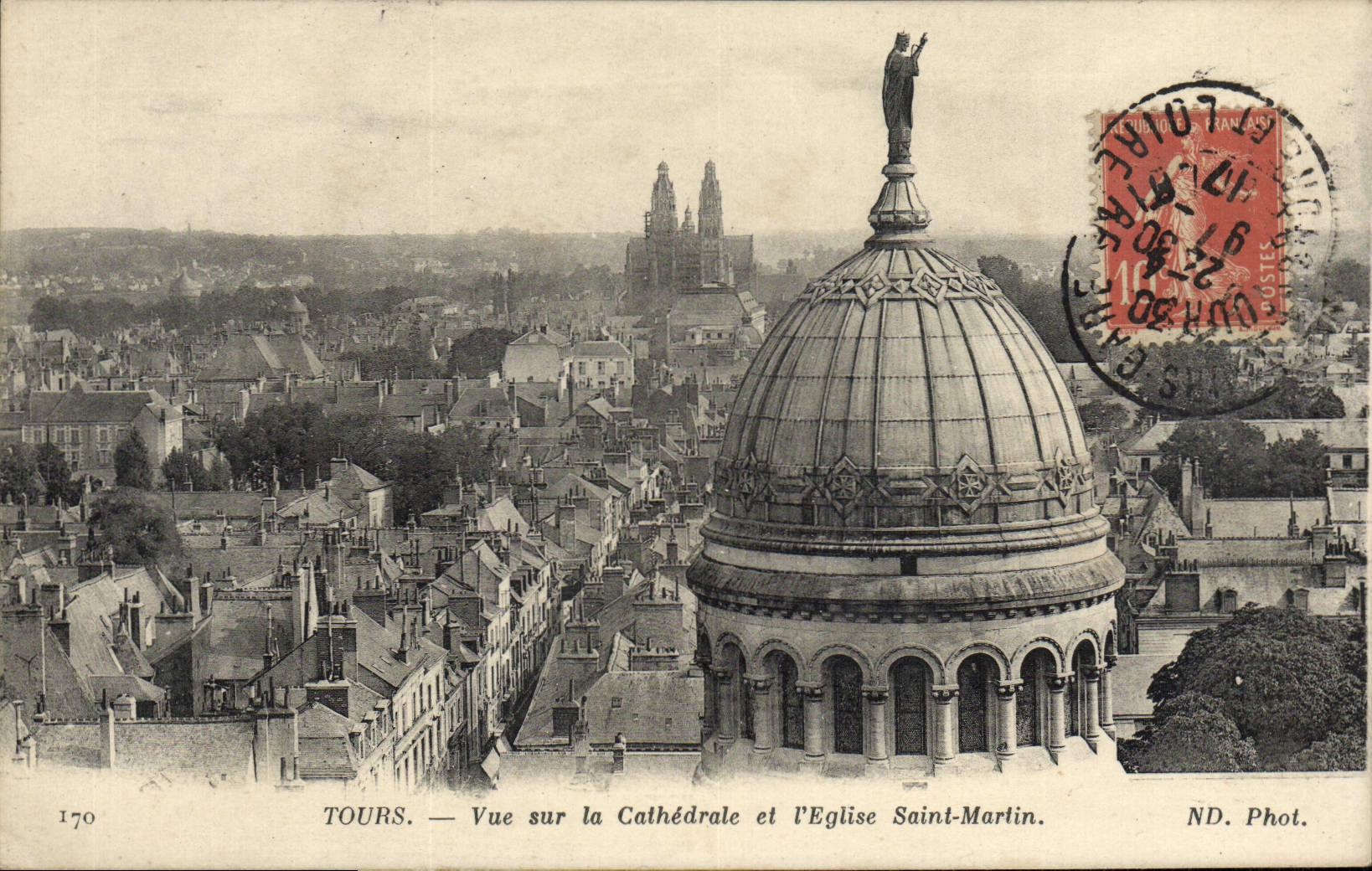 CPA Tours Vue sur la Cathedrale et l'Eglise Saint Martin