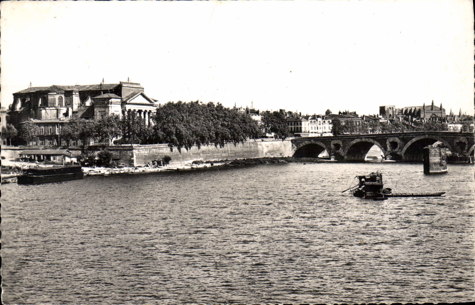 POSTAL MODERNA Toulouse el Garona hacia la iglesia y el pargo