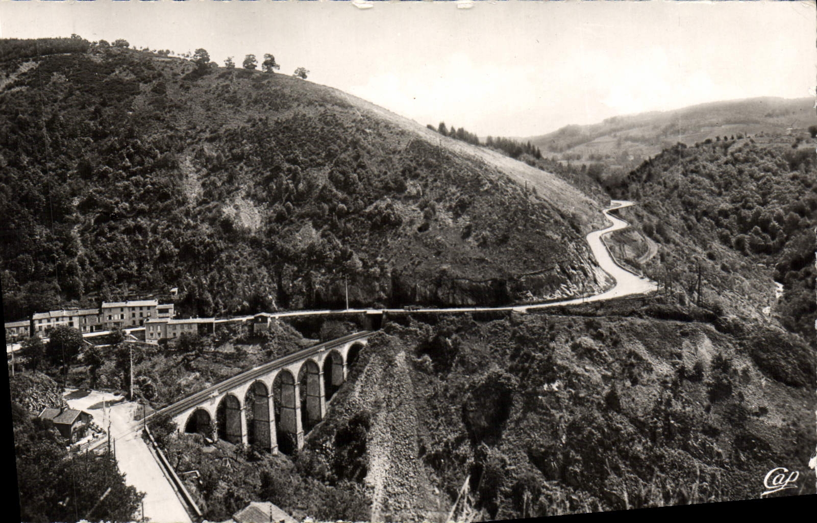 CPM Thiers La route de Lyon dans les Gorges de la Durolle