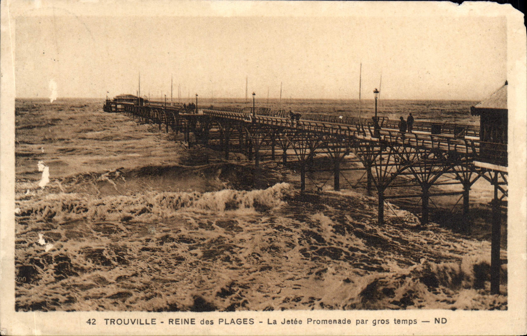 CPA Trouville Reine des Plages La Jetee Promenade par gros temps 