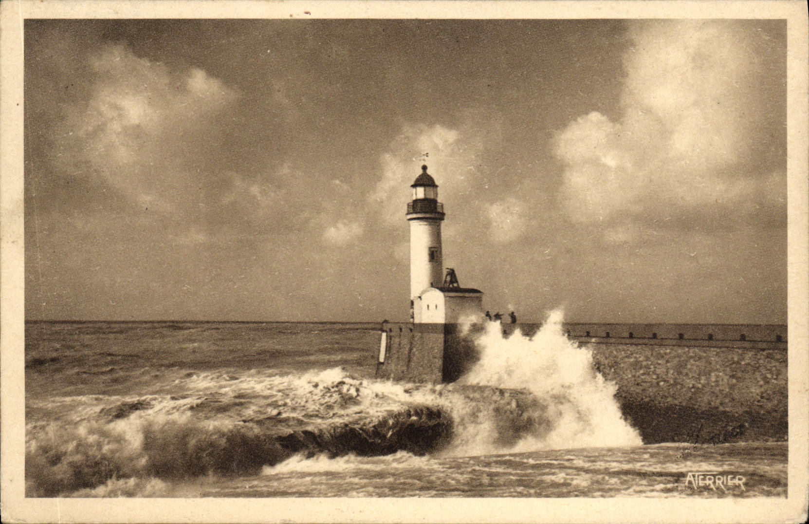 POSTAL Treport de la VENDIMIA el faro por la tormenta