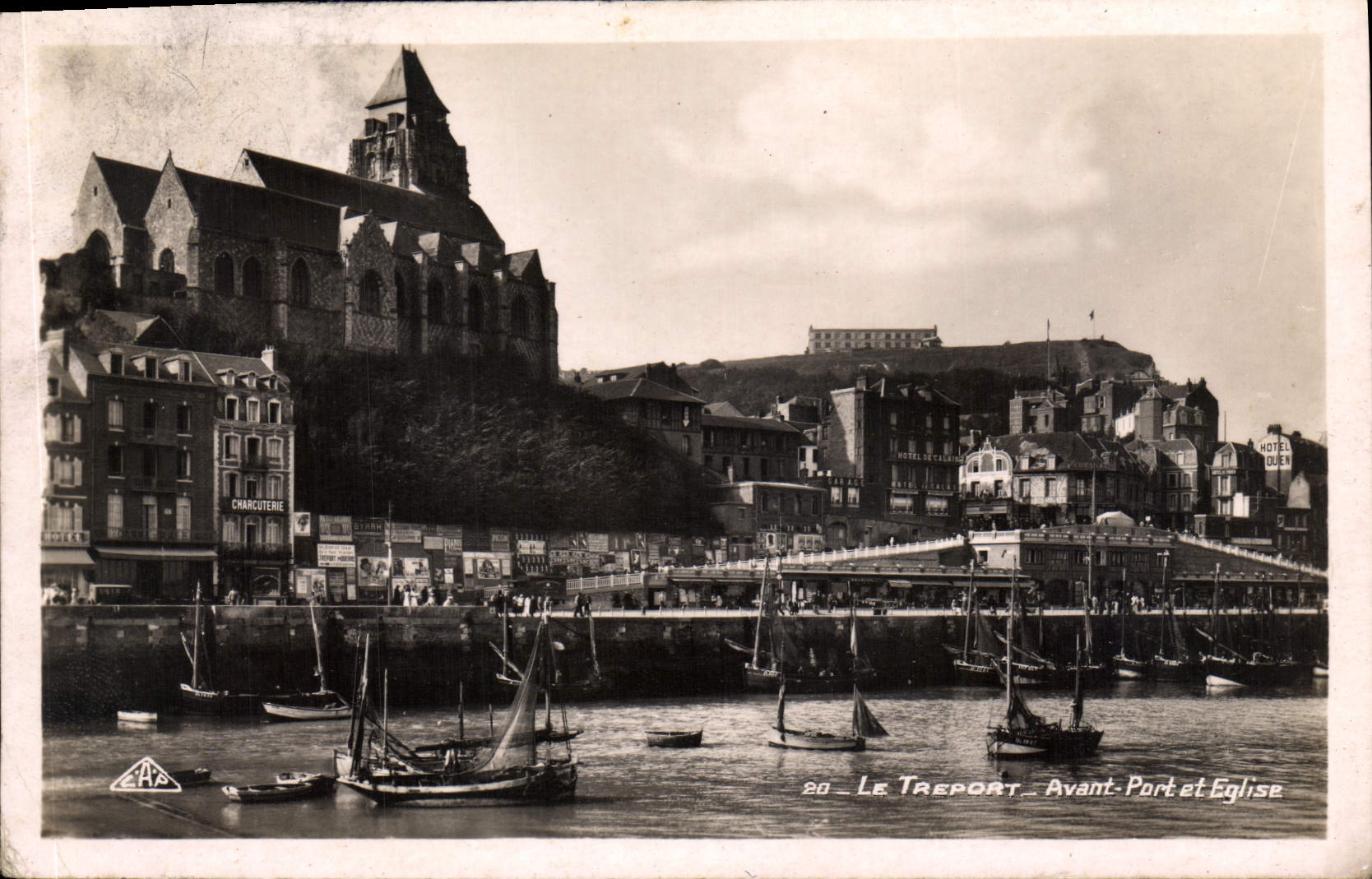 POSTAL MODERNA Treport antes de barcos del puerto y de la iglesia