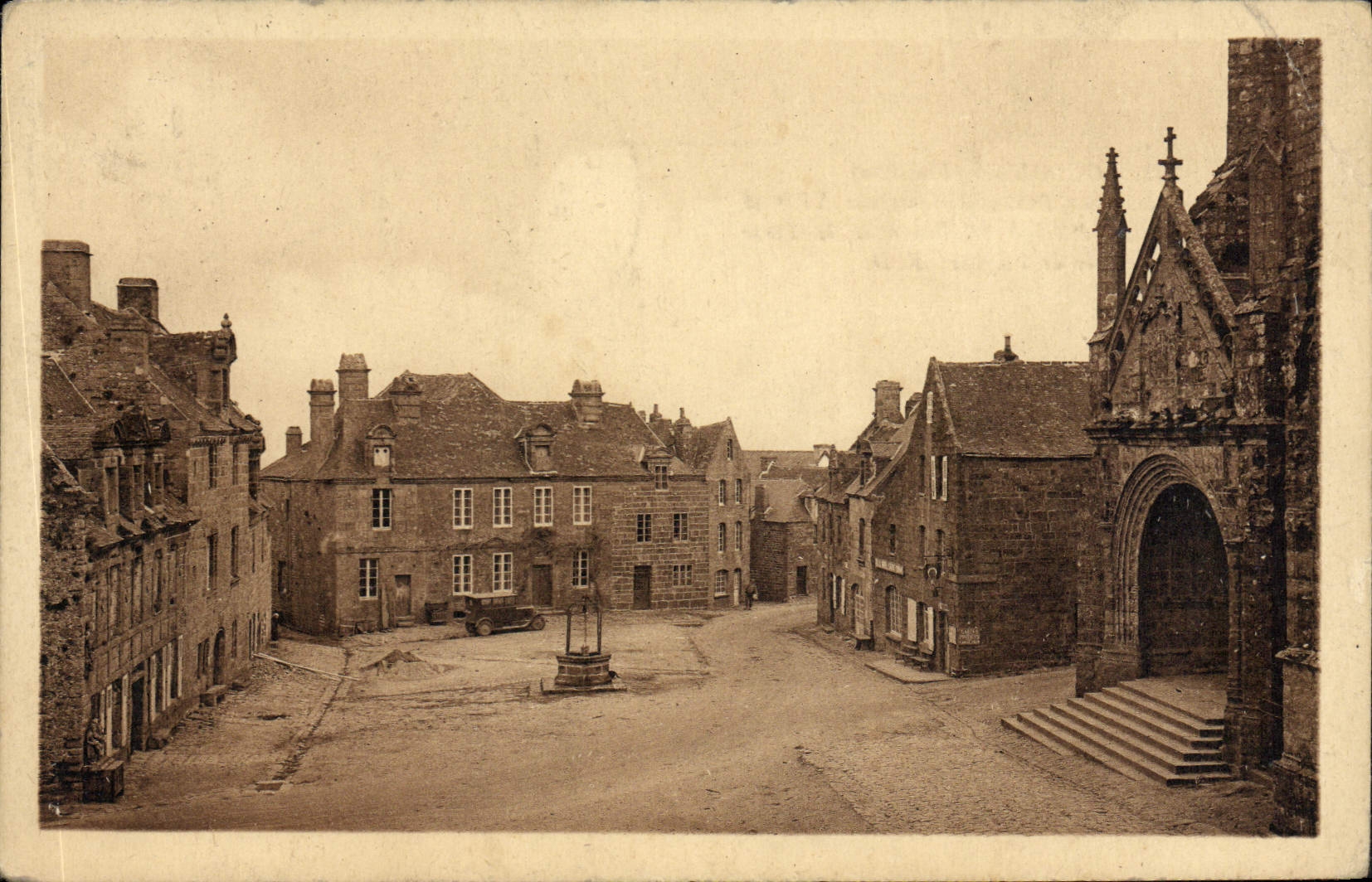 CPA Locronan La Place le Vieux Puits Maisons de XVle 