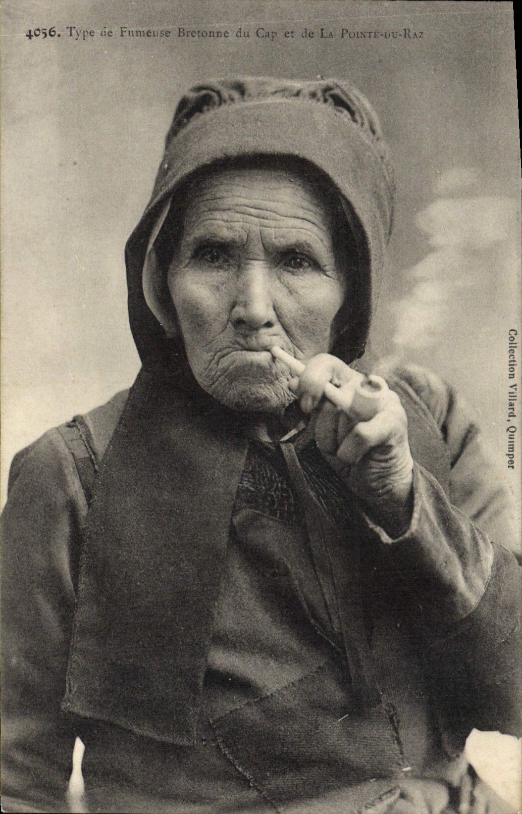 CPA Type de Fumeuse Bretonne du Cap de la Pointe du Raz Folklore Tabac