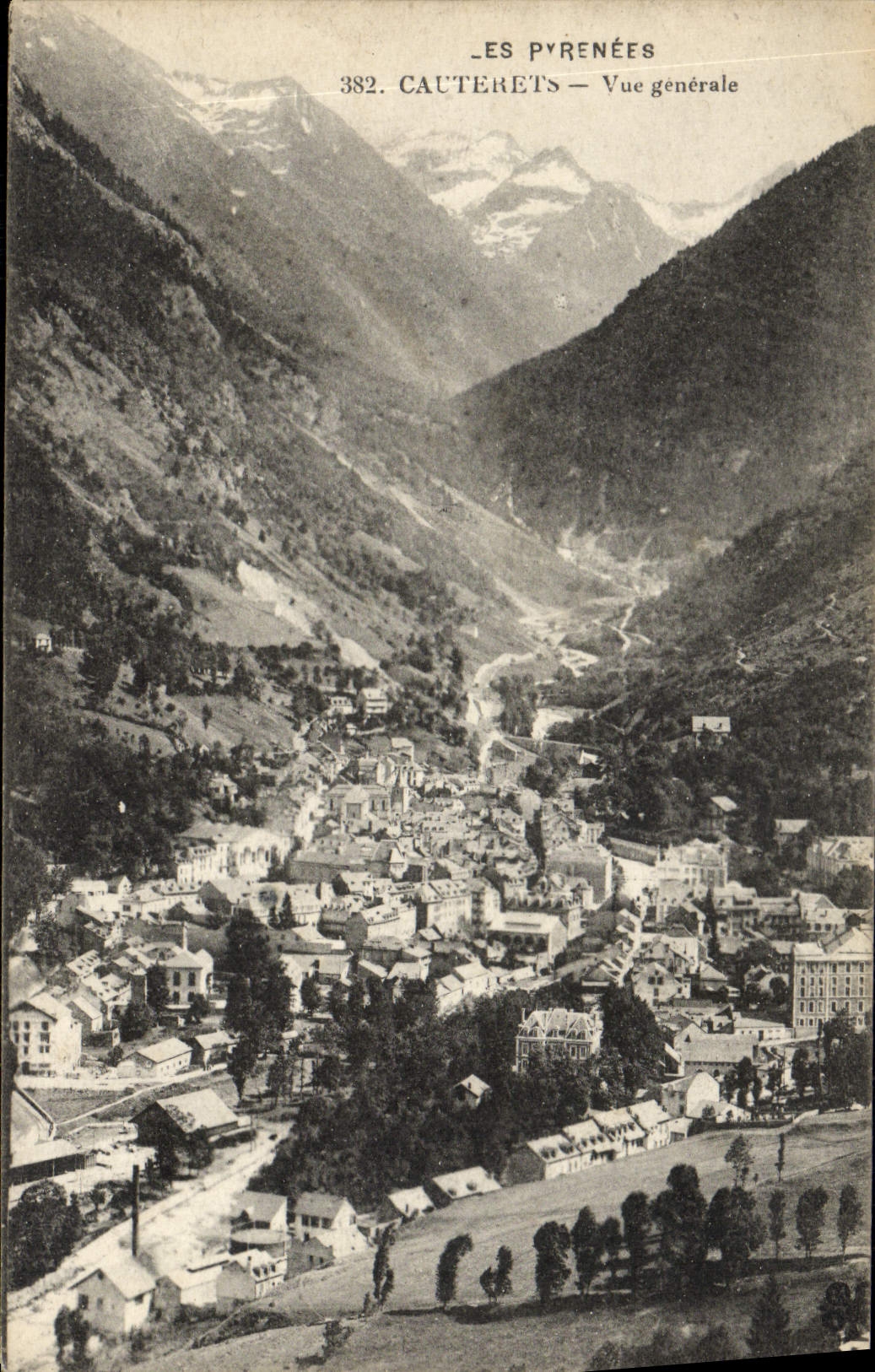 CPA Cauterets Vue generale 