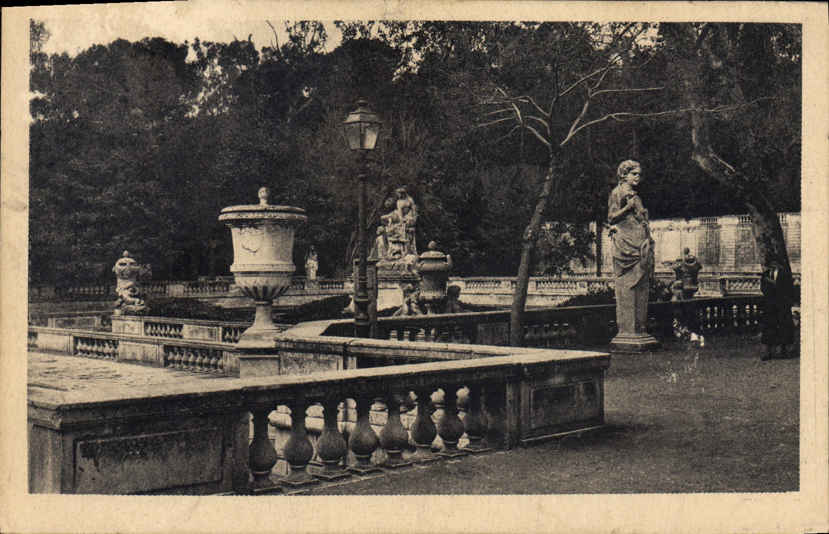 CPA Nimes Vue de la Fontaine 