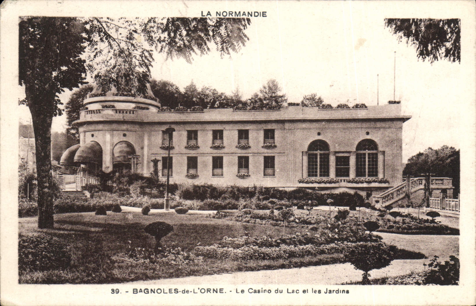CPA Bagnoles de l'Orne Le Casino du Lac et les Jardins 