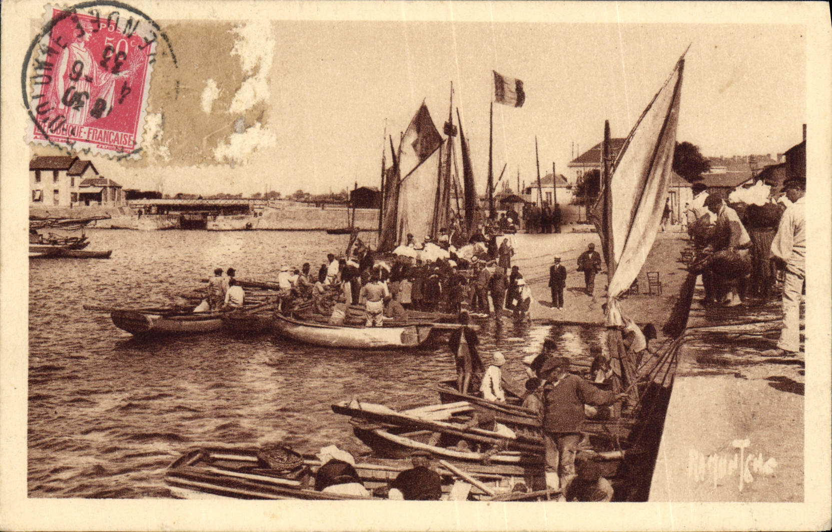 POSTAL Sables d'Olonne Quay de la VENDIMIA de los barcos de la tienda de los pescados
