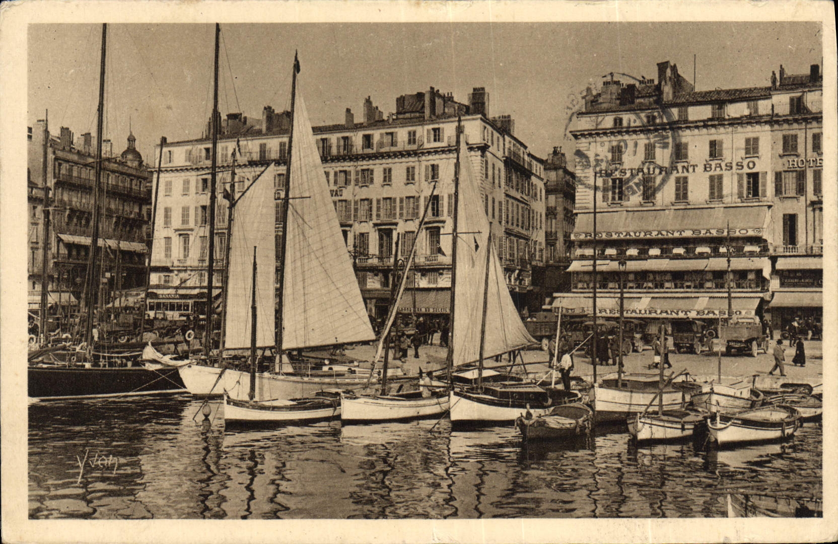 CPA Marseille Un coin du vieux port Bateaux