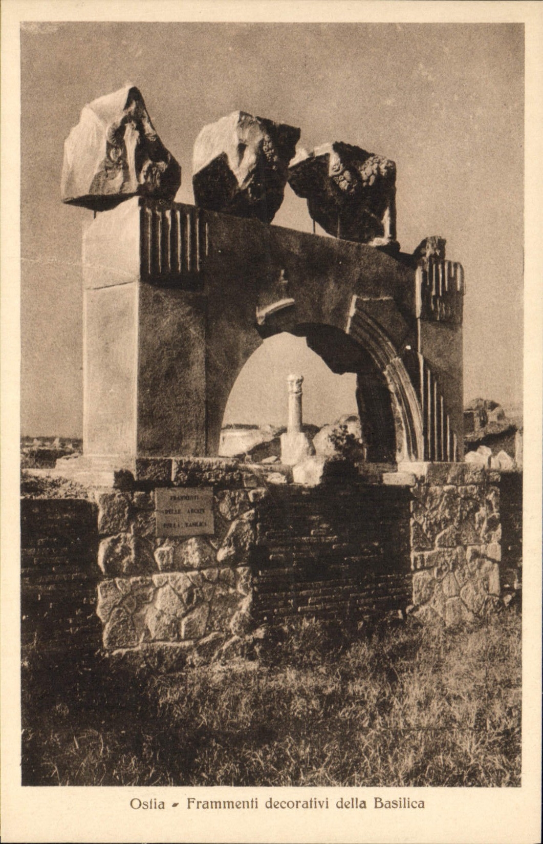 Basílica de Ostia Frammenti Decorativi Della de la POSTAL de la VENDIMIA