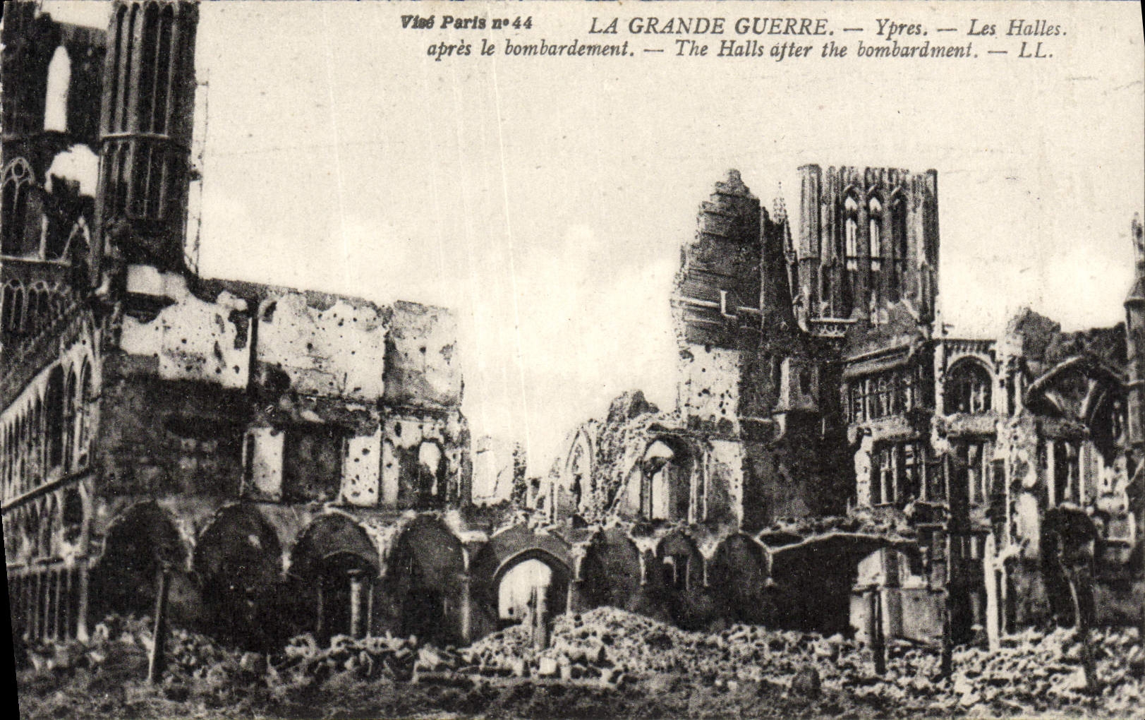CPA La Grande Guerre Ypres Les halles Militaria