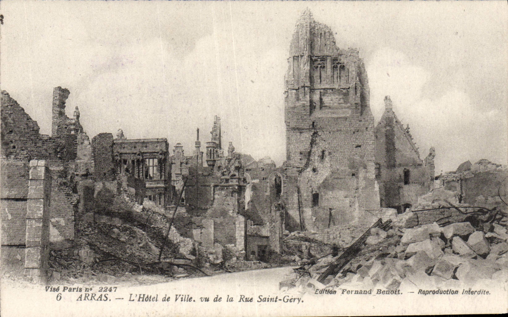 CPA Arras L'Hotel De Ville Vu De La Rue Saint Gery Militaria