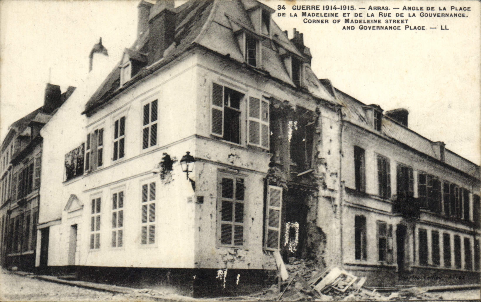 CPA Militaria Guerre Arras Angle De La Place de la Madeleine et de la rue de Gouvernance 
