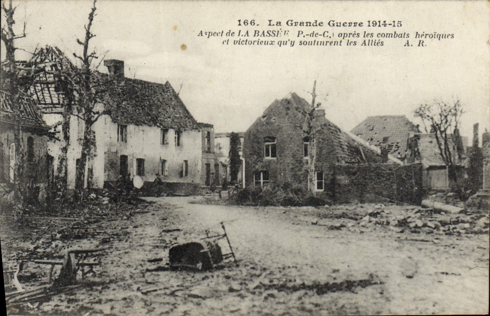 VINTAGE POSTCARD Militaria the Great War Bassee after the heroic and victorious combat