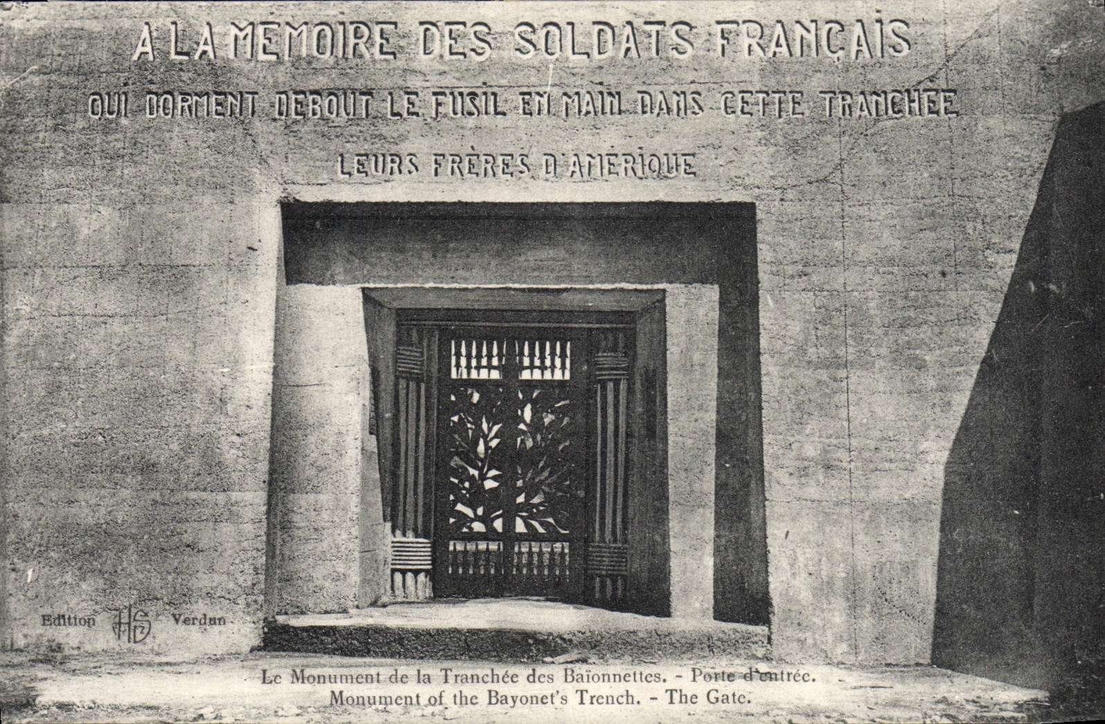 CPA Le Monument De La Tranchee Des Baionnettes Porte d'entree Militaria