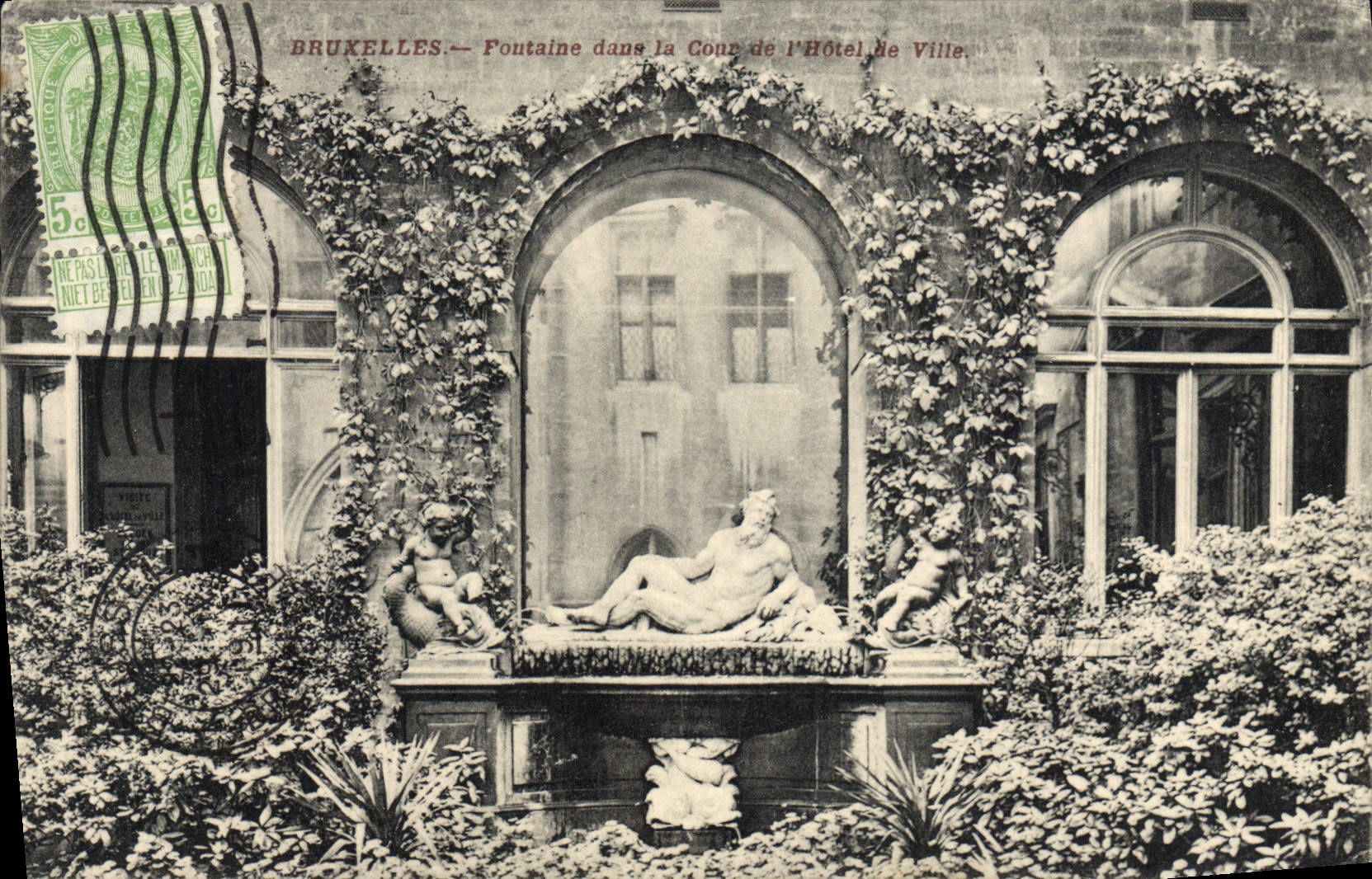 Fuente de Bruselas de la POSTAL de la VENDIMIA en la corte del ayuntamiento