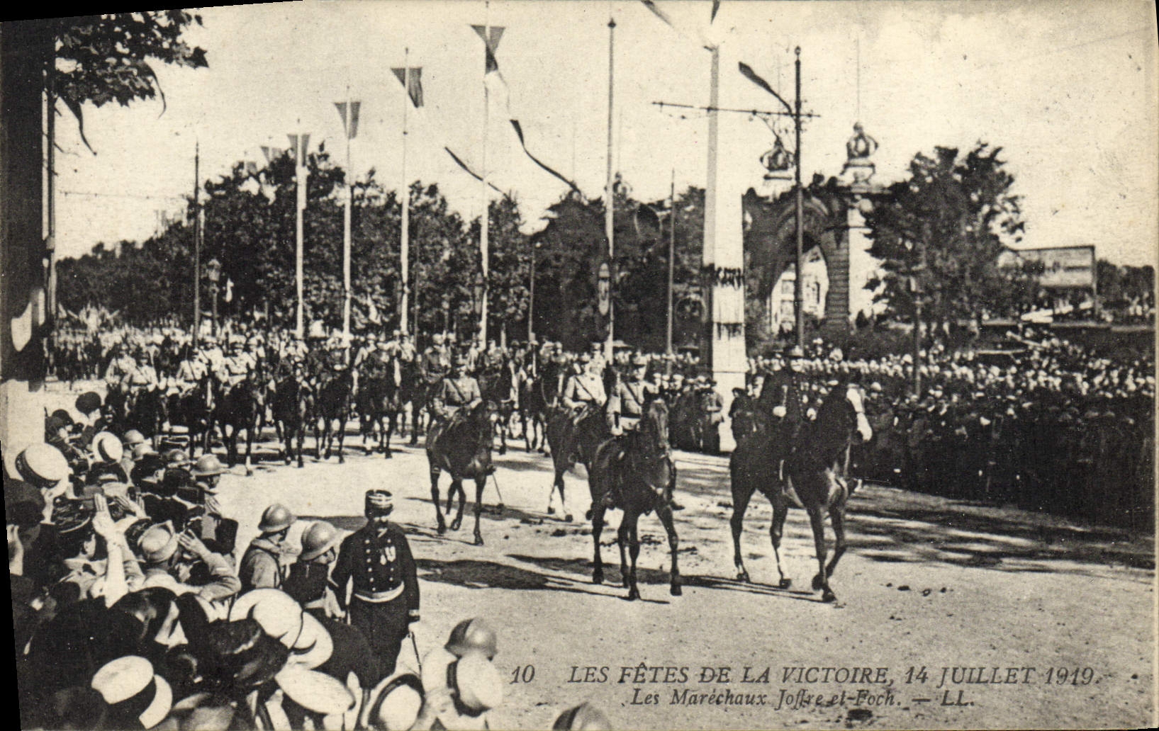 VINTAGE POSTCARD Paris festivals of the Victoire July 14th, 1919 the marshals Joffre and Foch Miltiaria