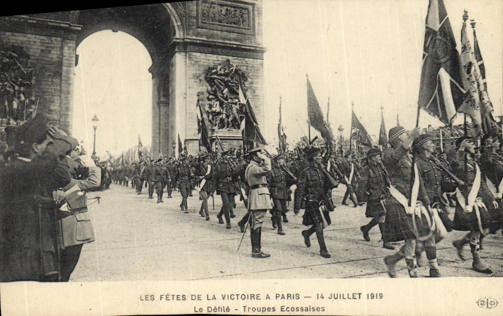 CPA Paris Les fetes de la Victoire 14 juillet 1919 Le defile Troupes ecossaises Militaria