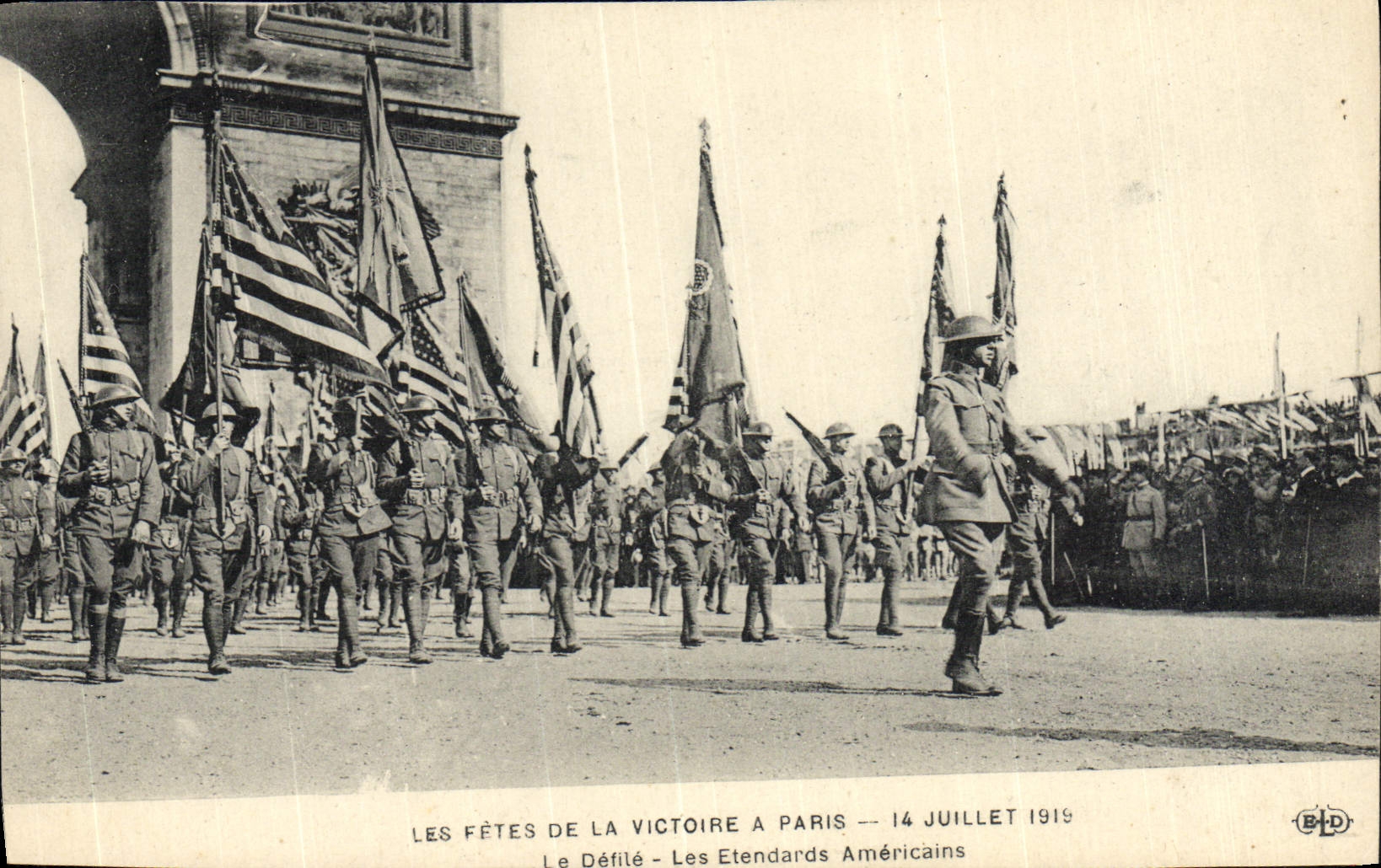 VINTAGE POSTCARD Paris festivals of the Victoire July 14th, 1919 the procession the American standards Militaria