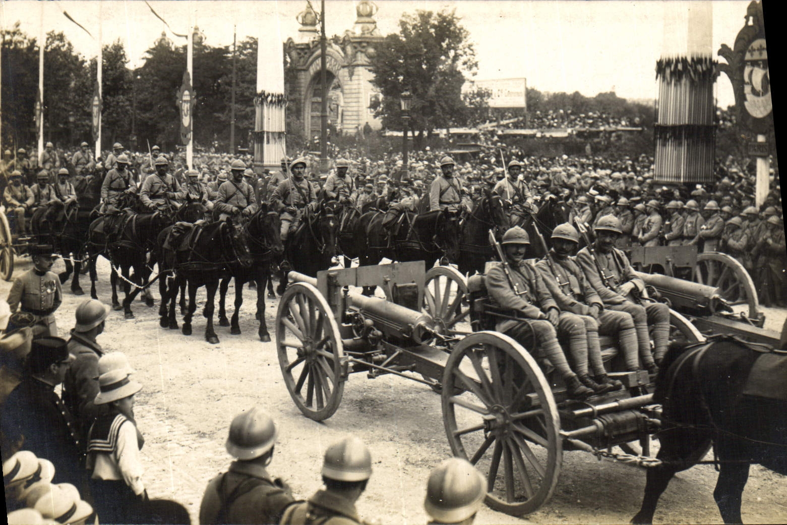 VINTAGE POSTCARD Paris festivals of the Victoire July 14th, 1919 the procession the artillerists Militaria Guns