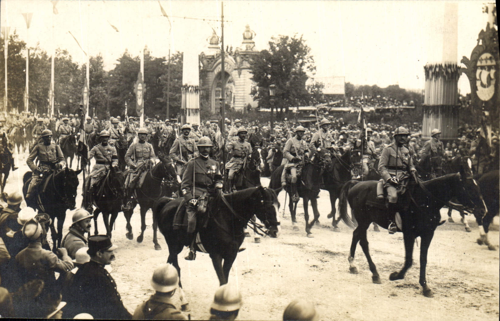 VINTAGE POSTCARD Paris festivals of the Victoire July 14th, 1919 the procession the cavalry Militaria Horse