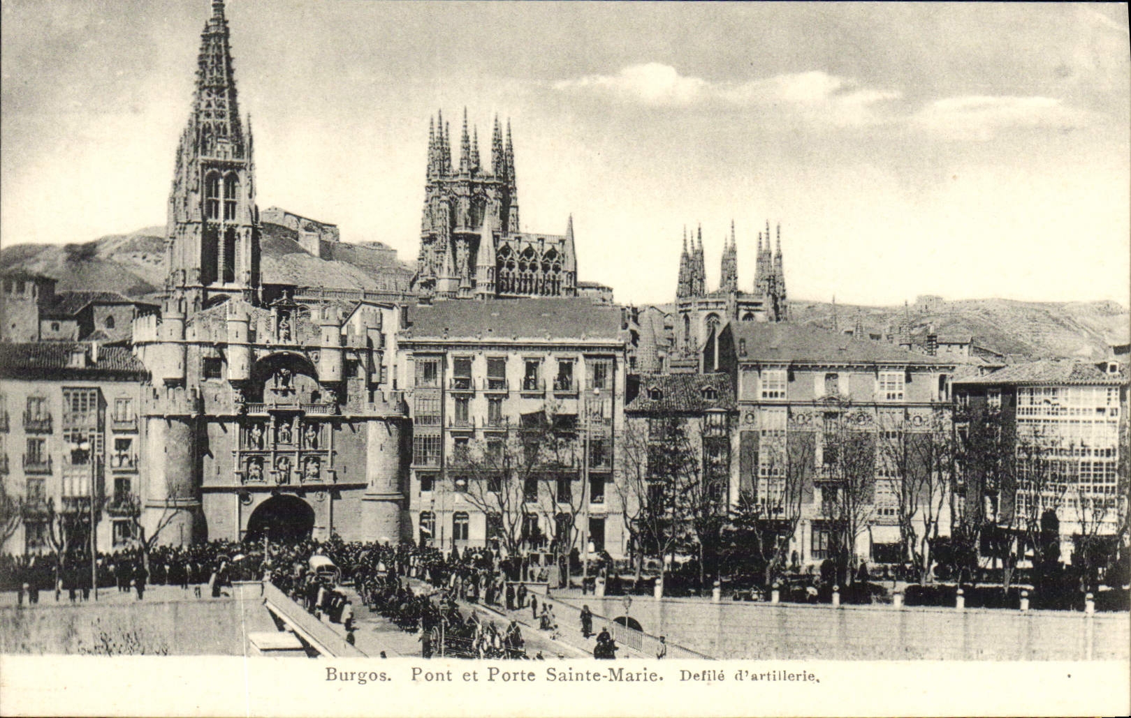 CPA Burgos Pont et Porte Saint Marie Defile d'artillerie Militaria