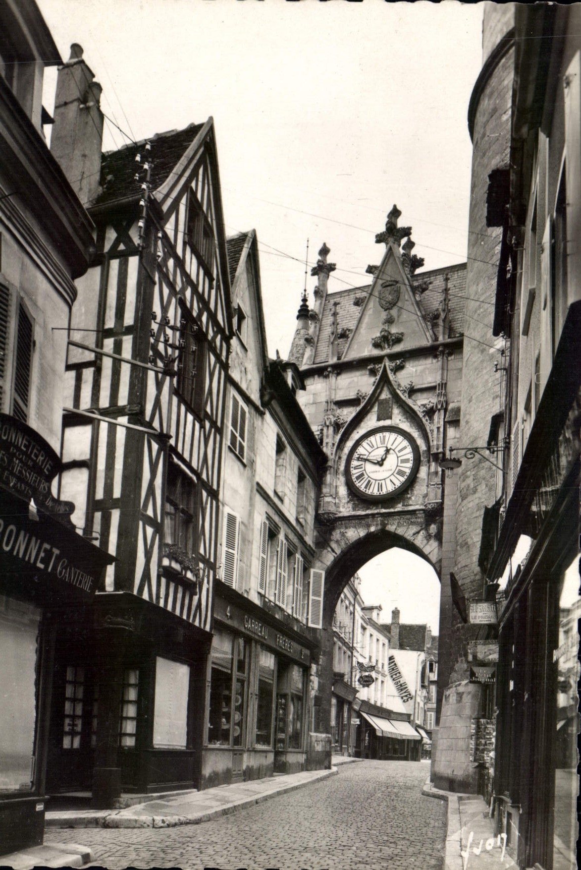 CPM Auxerre Porte de L'Horloge et VVieille Maisons