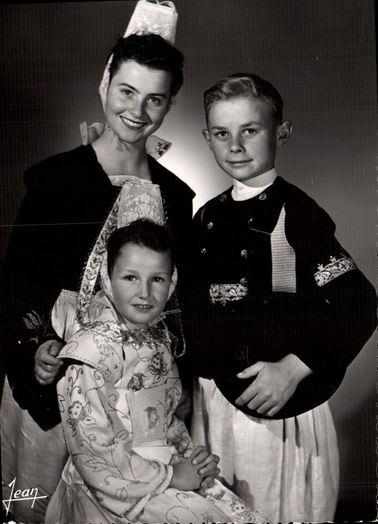CPM La Bretagne Costume de Quimper Locronan et de ses environs Folklore