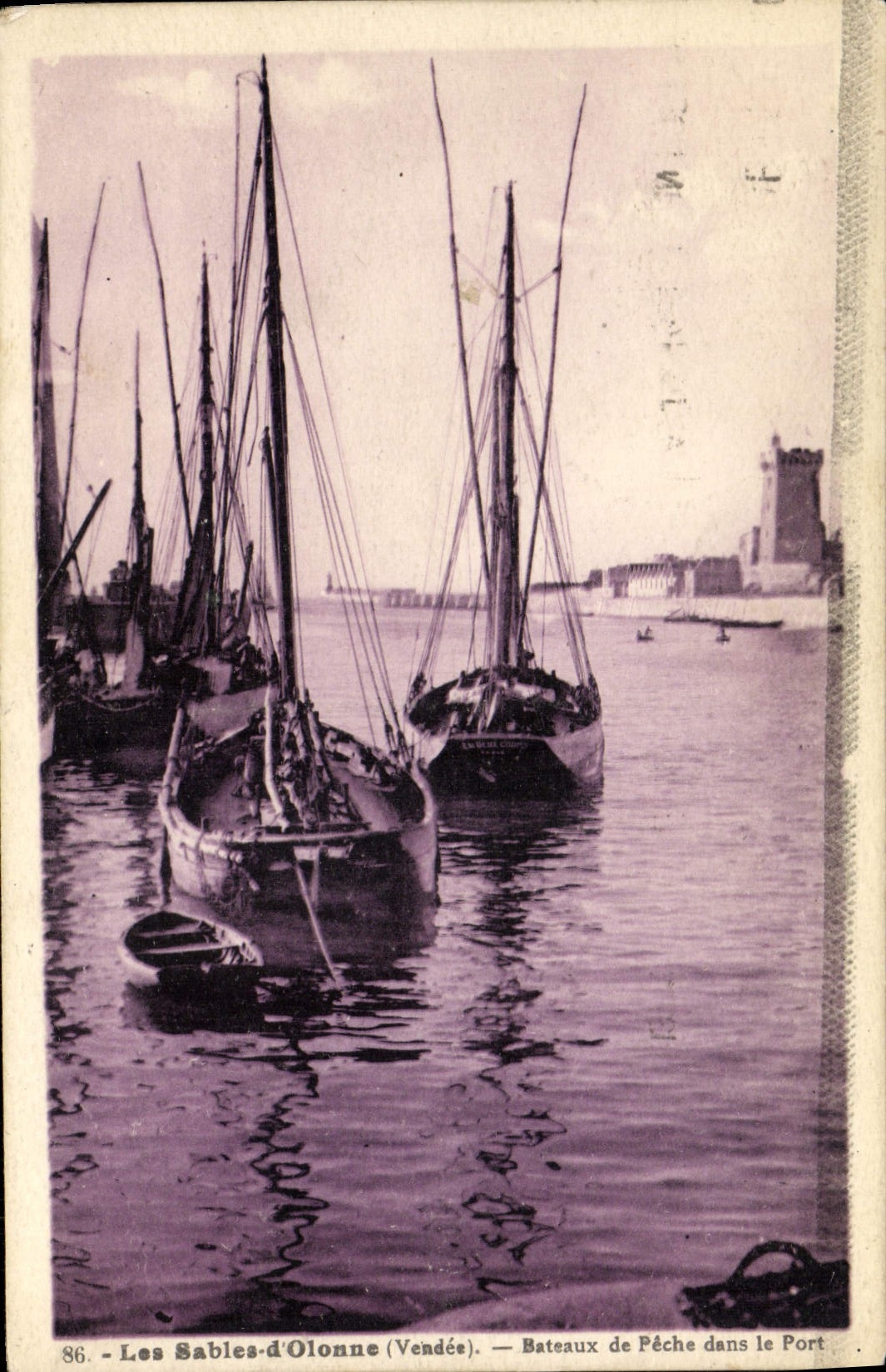 Barcos de la POSTAL de la VENDIMIA Sables d'Olonne del pecado en el puerto