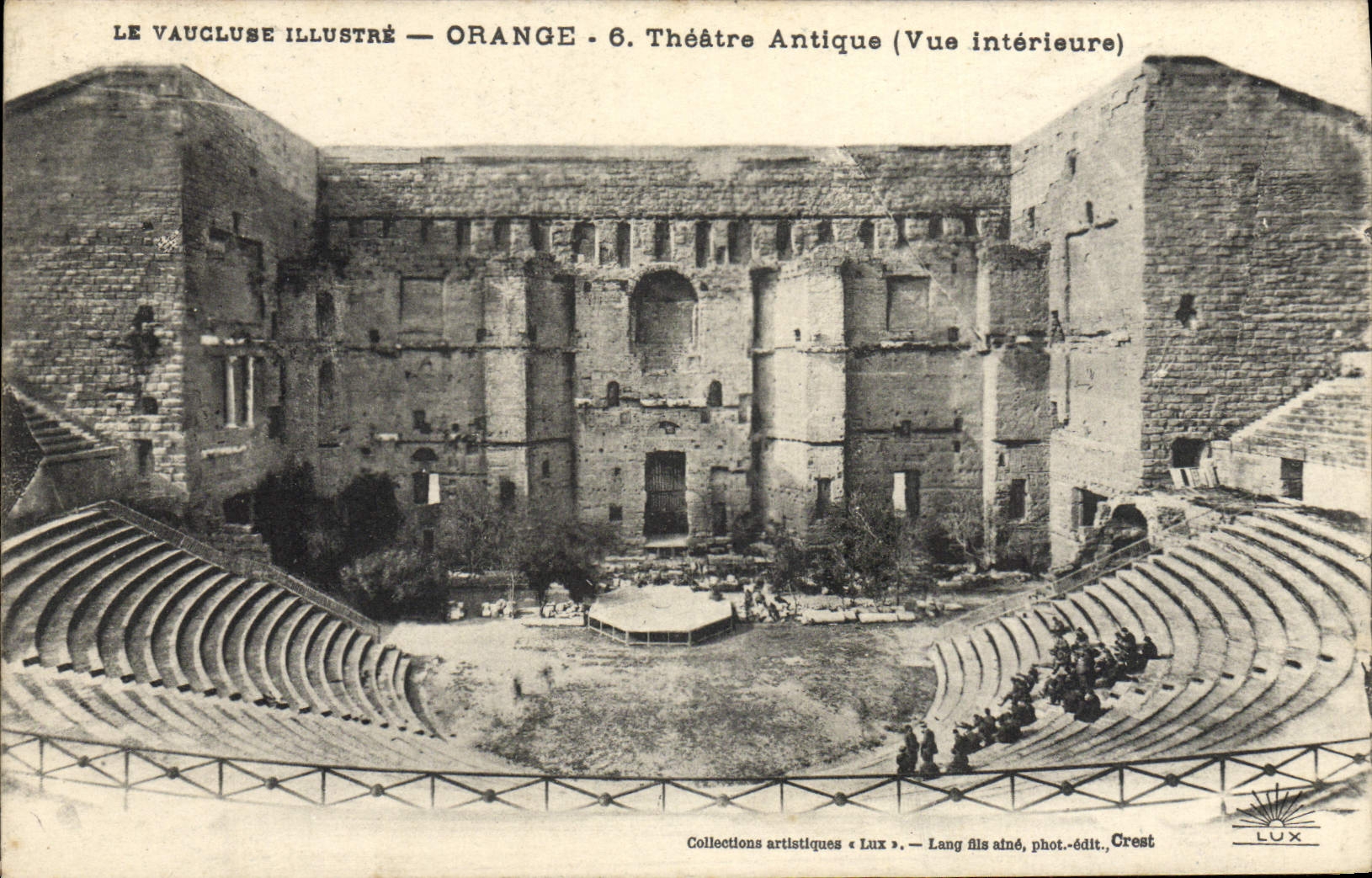 Interior visto teatro antiguo anaranjado de la POSTAL de la VENDIMIA